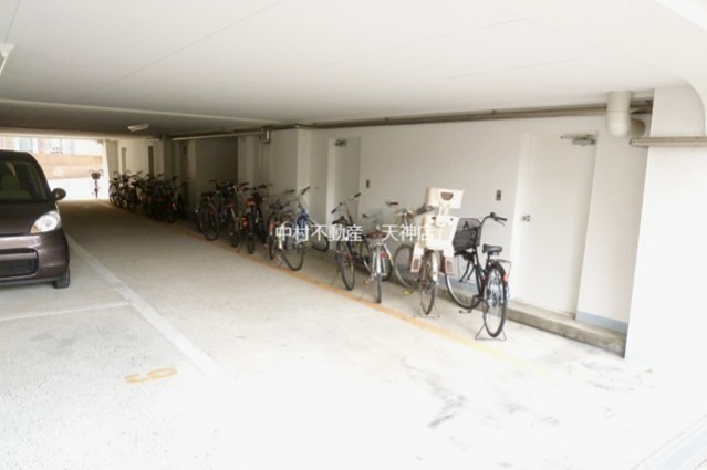 マンション西公園 駐車場