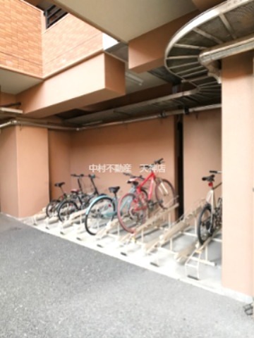 アンピールメゾン天神北 駐車場